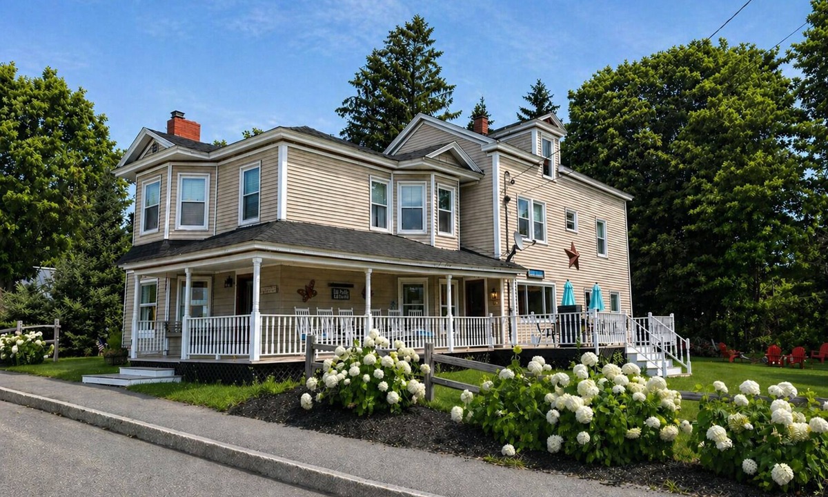 Rangeley House | Village Walk | Convenient & Charming, Hot tub