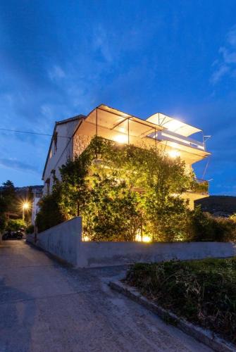 Komiza Villa | Villaina