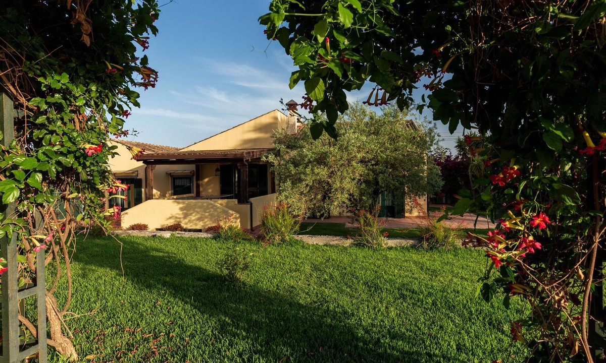 Trappitello Villa | VillaLunasol, dreamy countryside, pool in the lemongrove, lush garden, Etna view