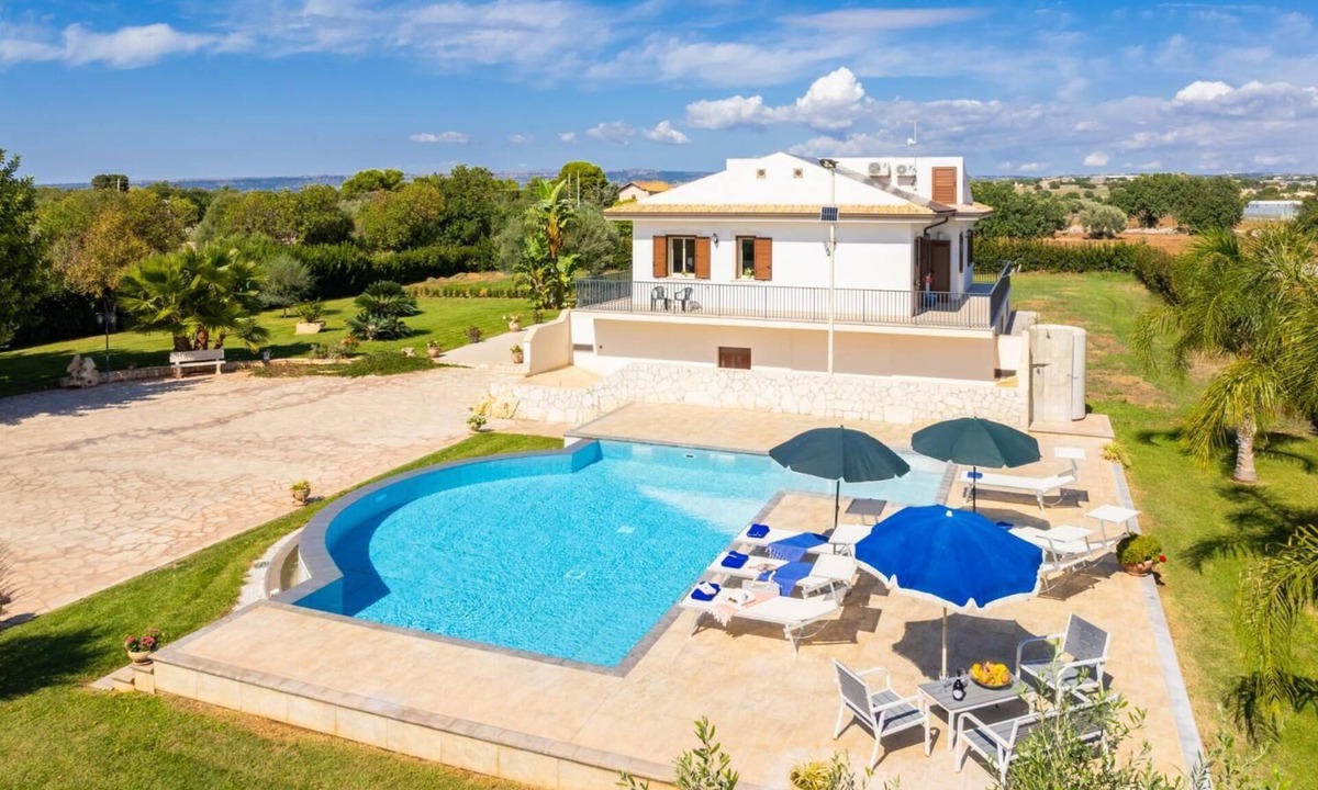 Cava dʼAliga Villa | Villetta Bianca - Three Bedroom Villa, Sleeps 8