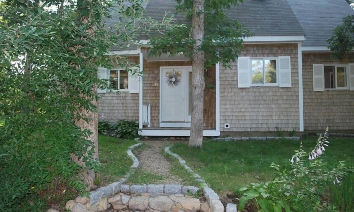 Tisbury House | Vineyard Haven, Quiet Setting Just Minutes from Ferry and Bus