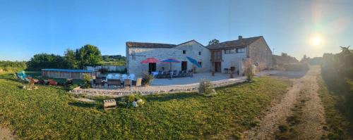 Sigoules House | Vineyard Villa with Pool and Hot Tub