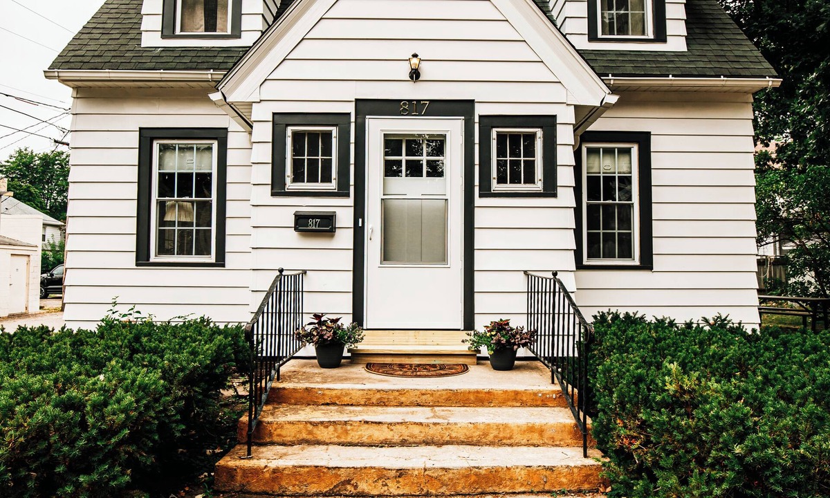 Baraboo House | Vintage Charm/Modern Comforts. Walkable to downtown Baraboo.