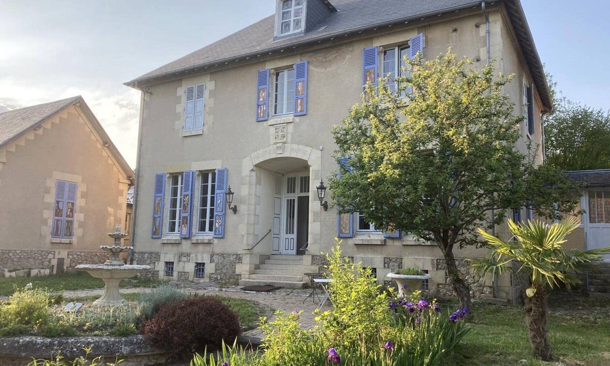 Sanssat Cottage | Vintage charm with walled garden near Vichy