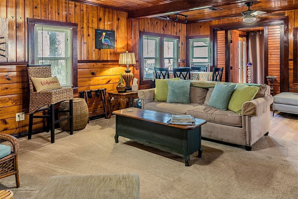 Bacliff House | Vintage-Inspired Haven with Bright Interiors & Relaxing Outdoor Spaces in Bacliff, Texas