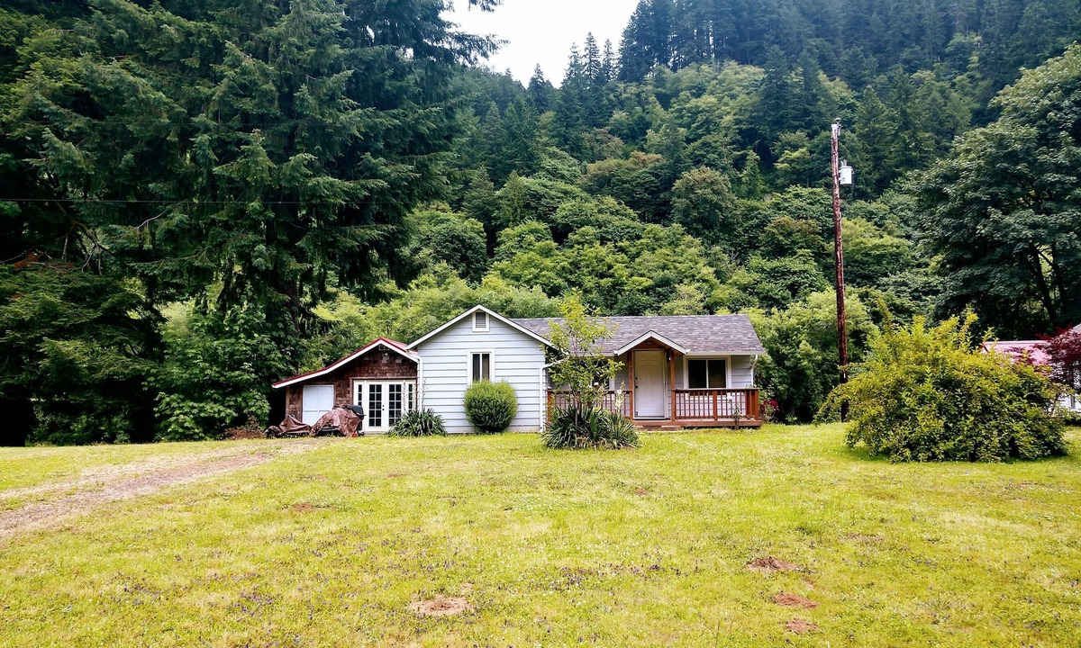 Mapleton House | Vintage River Cabin on the Siuslaw River