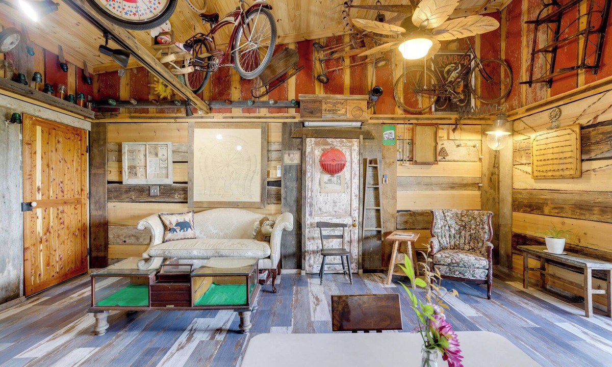Maysville Condo | Vintage Vibes + Hot Tub Hangs: Maysville Retreat