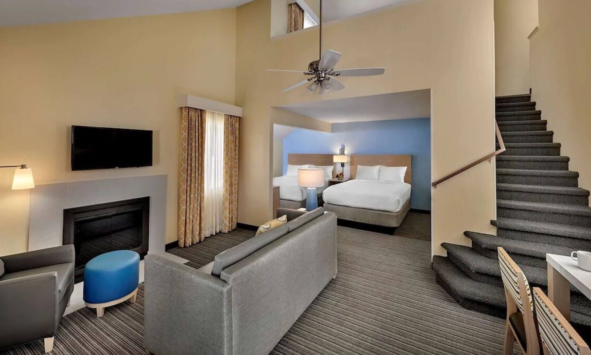 Chesterfield House | Visit Chesterfield! 3 Spacious Suites with Full Kitchen! Pool & Sports Court!