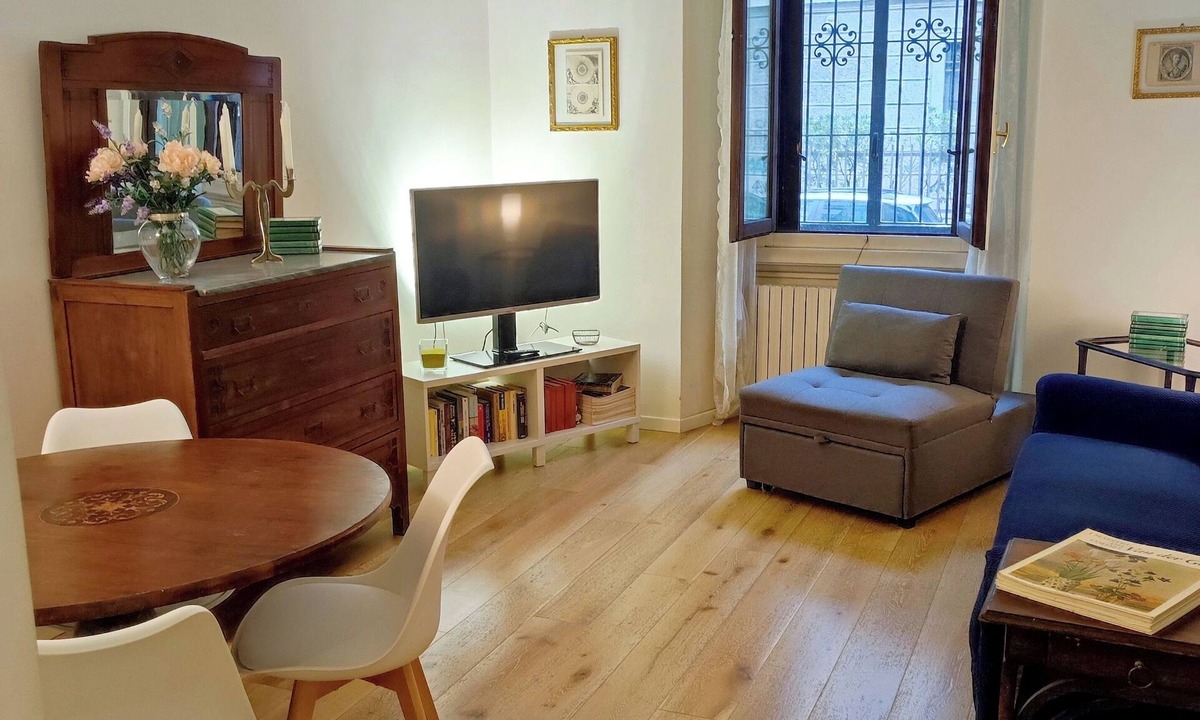 Central Station Apartment | VITRUVIO 42 DELUXE | Modern Milan Apartment | Central Location | Sleeps 3