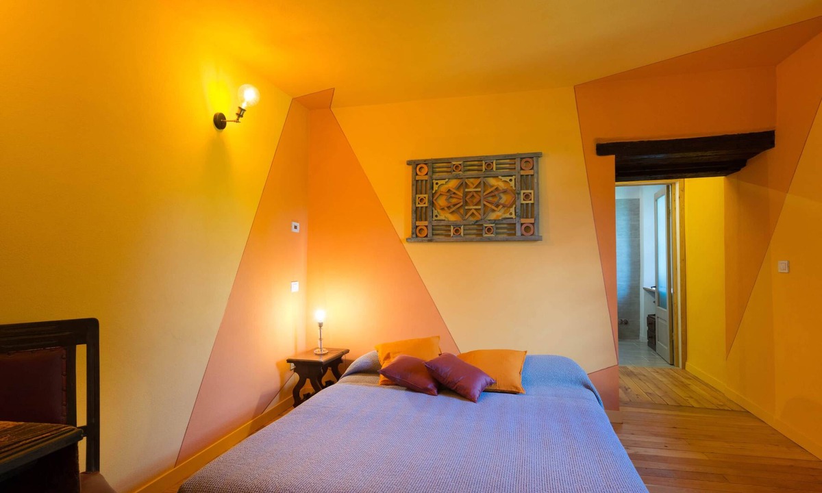 Villair-Amerique Apartment | Vivaldi Suite: Independence, Color, and History