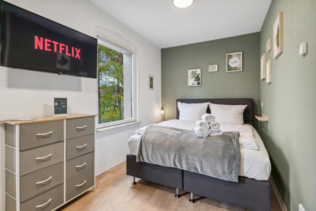 Eichwalde Apartment | Vorstadtoase - 3 Personen - Apartment mit Queensize-Bett, Badewanne, Schlafcouch, Parken, Netflix, Nähe BER
