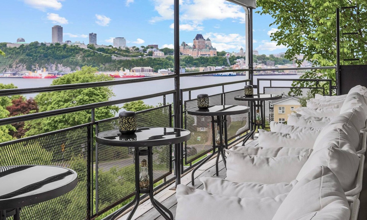 Desjardins Apartment | Vue Royale Château Frontenac Balcons 6 rooms/16 guests