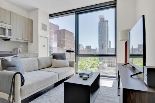 West Loop Apartment | W Loop Studio w Gym WD 3 blocks to L CHI-675