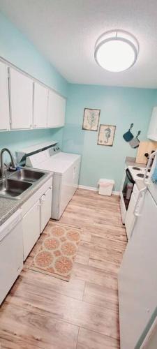Demere Park House | W13 Spectacular 2 BR, 2 BA ground level with lake view in Ocean Walk