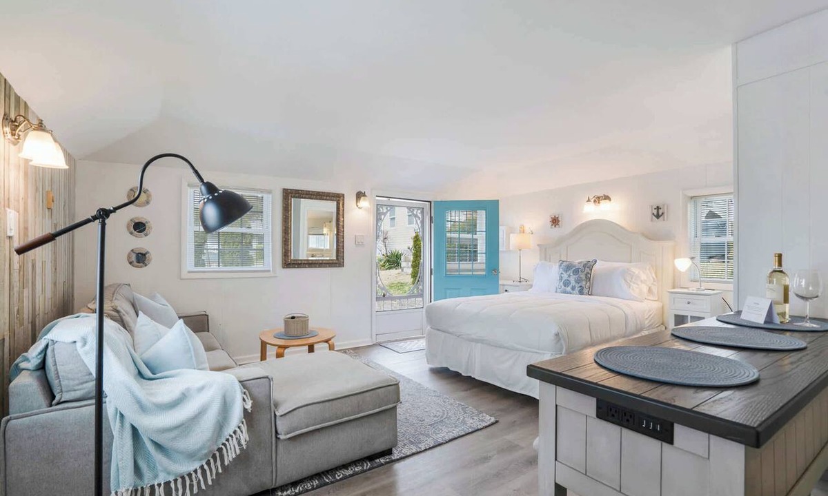 Wading River House | Wading River Beach Studio | Steps to Shore, Sleeps 2