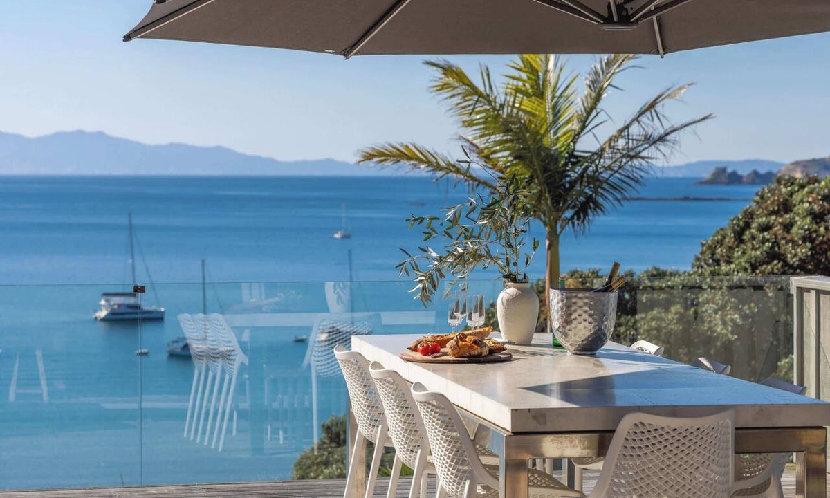 Oneroa House | Waikare House – Above Oneroa Bay