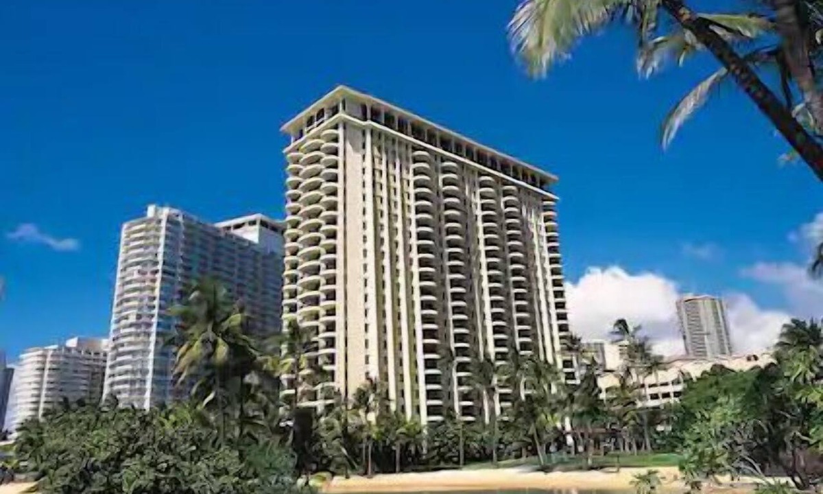 Waikiki Hotel | Waikiki | Couples Lagoon Stay | Pool + Spa