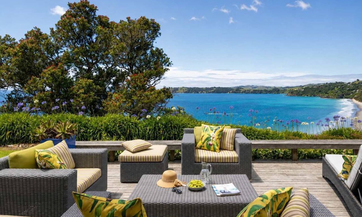 Onetangi House | Wairua - Luxury living, views over Onetangi Beach