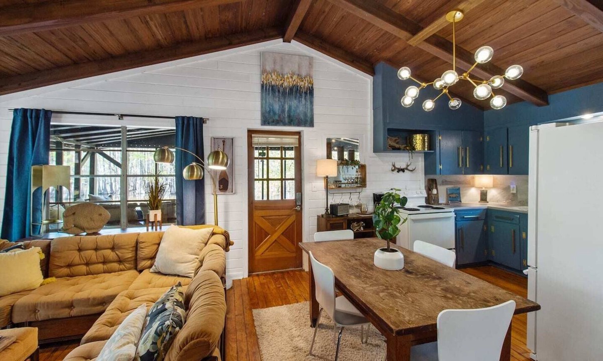 Shreveport Cabin | Wake up right at the water’s edge at Emerald Cove—sip coffee from hammock chairs on the screened porch, then paddle beneath a canopy of cypress trees.