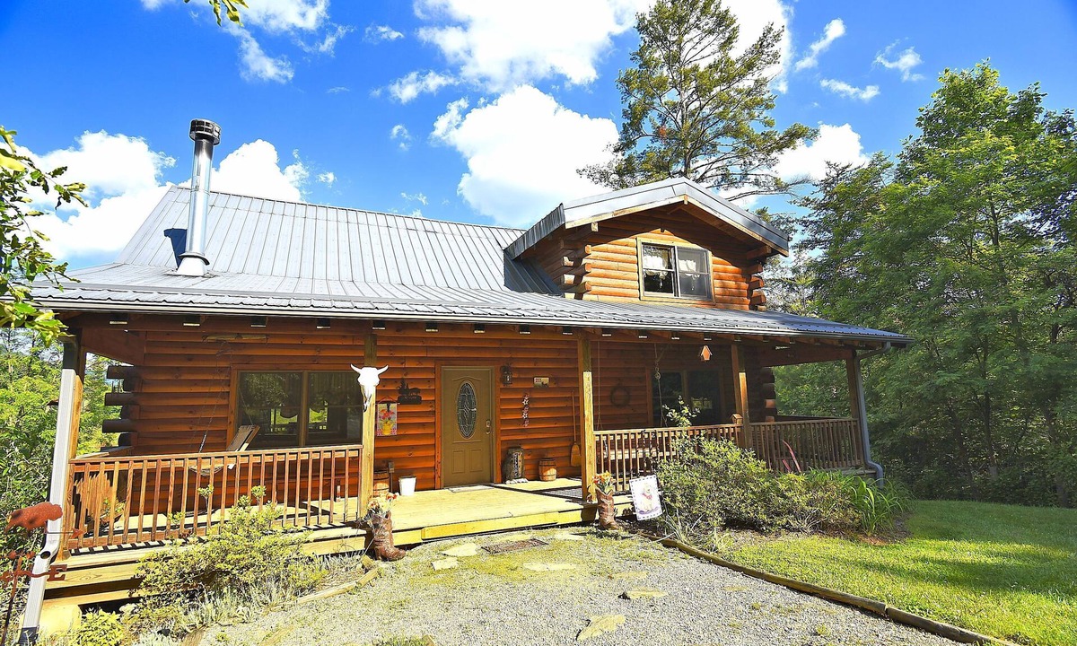 Clyde Cabin | “Wake Up to Bison Views – Cozy Log Cabin on a 65-Acre Private Ranch.”