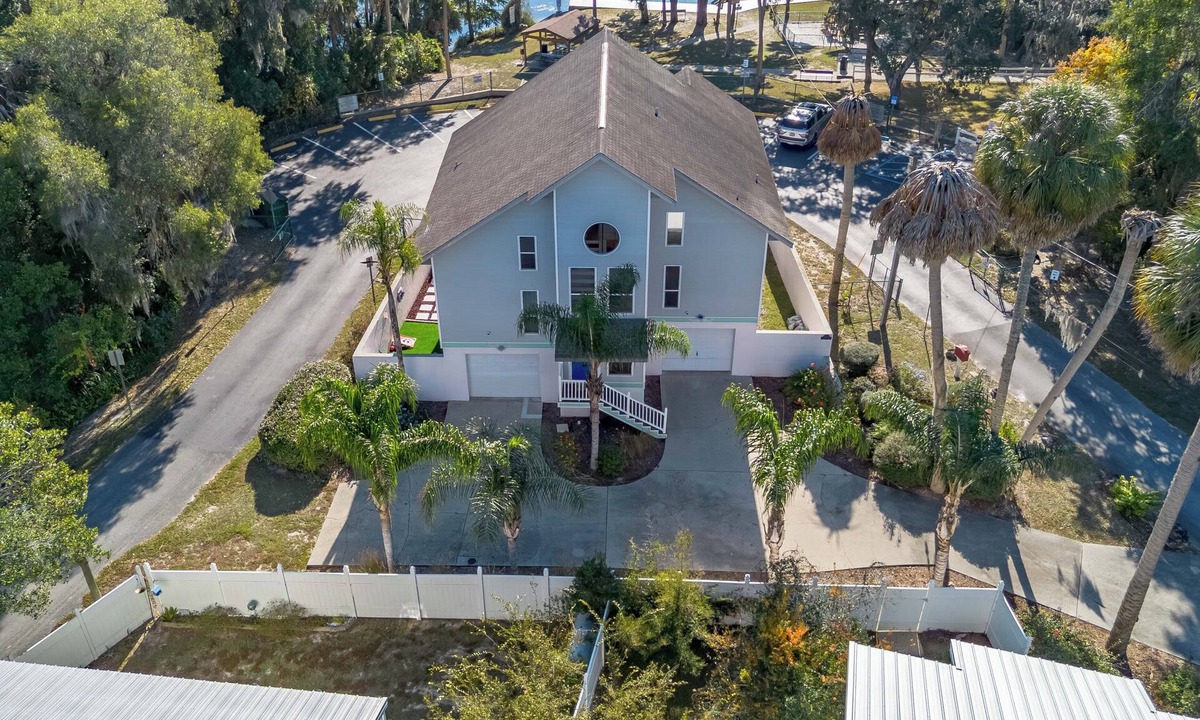 Dunnellon House | Wake up to river views:dreamy 4 bedrooms escape by the city beach in Dunnellon.
