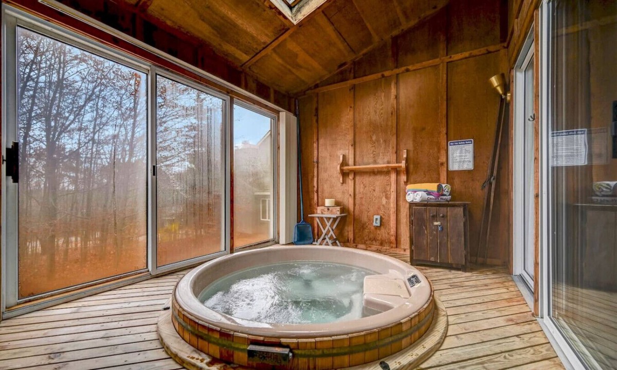 White Haven Villa | Walk 2 SKI/Fully Stocked Kitchen/Hot Tub/Family