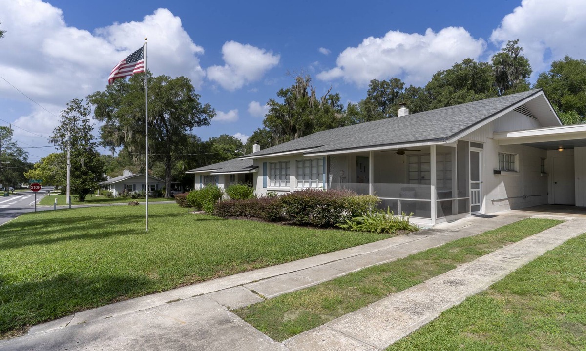 Mount Dora Cottage | Walk 5 blocks to downtown dining & shopping. 2 BR, 2 Bath