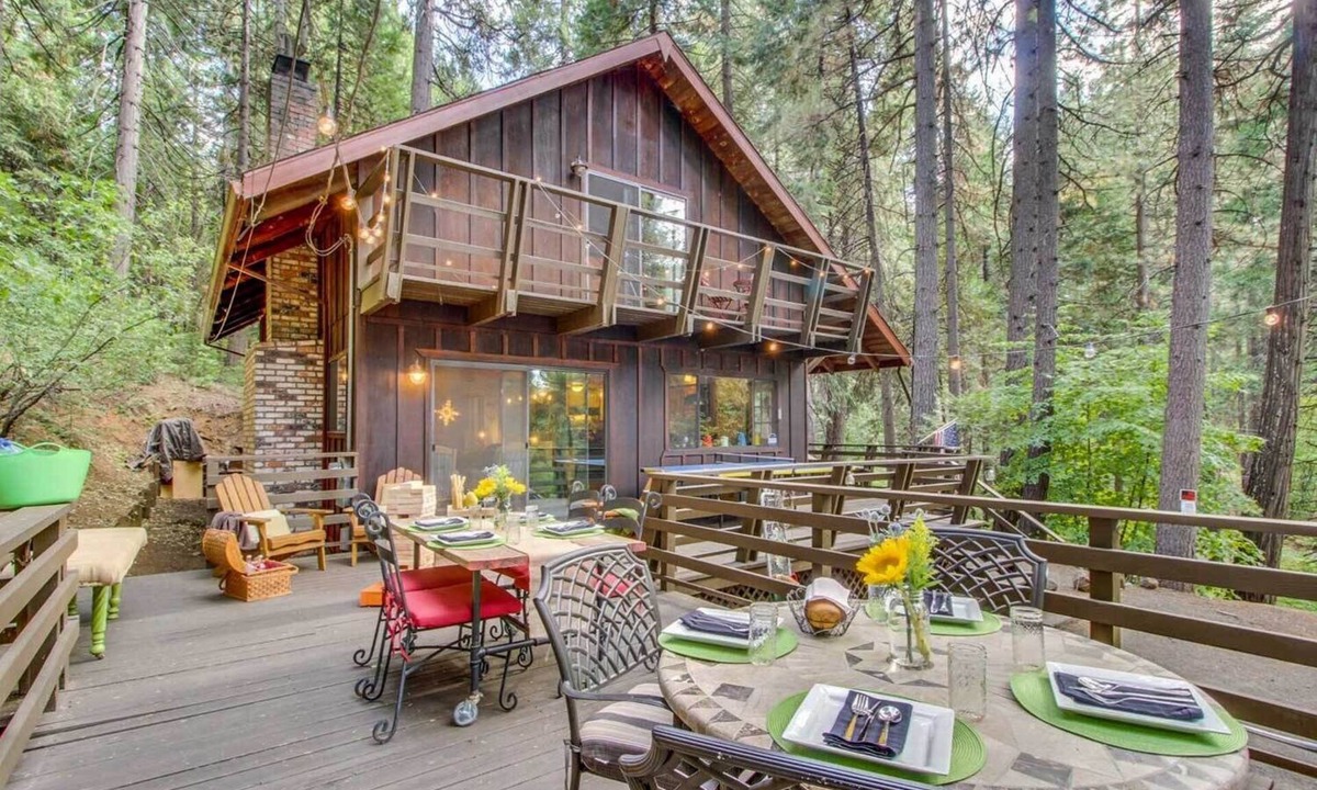 Arnold Cottage | Walk Downtown: Arnold Cabin w/Large Deck!