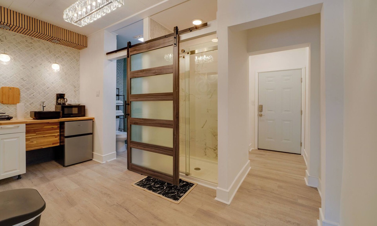 Bellepoint Apartment | Walk Downtown! Hinton Historic District Studio