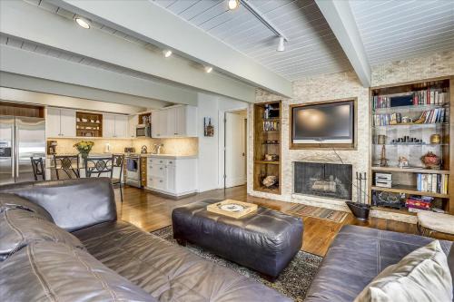 Aspen Apartment | Walk Everywhere! Deluxe Aspen Condo