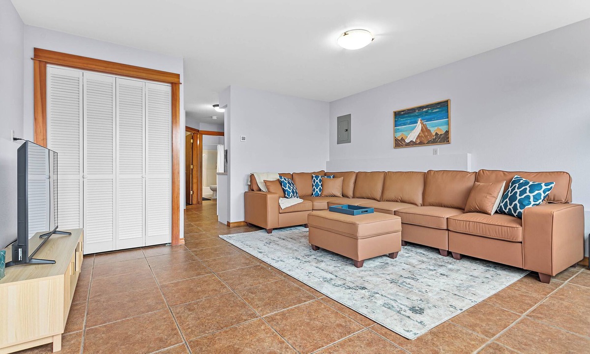 Sehome Apartment | Walk-Everywhere Patio Suite with King Bed, Parking and Fenced Yard