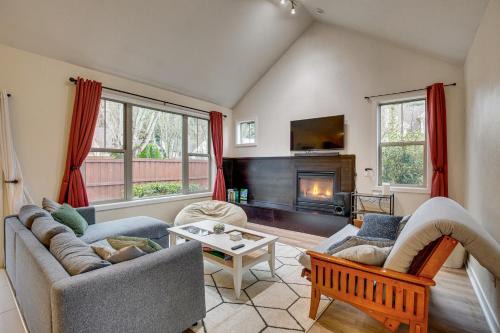 Harlow House | Walk to Autzen Stadium, 3 Mi to UO! Home w/Patio