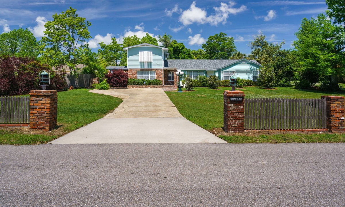 Long Beach House | WALK TO BEACH, 5 BEDROOM, PRIVATE POOL,