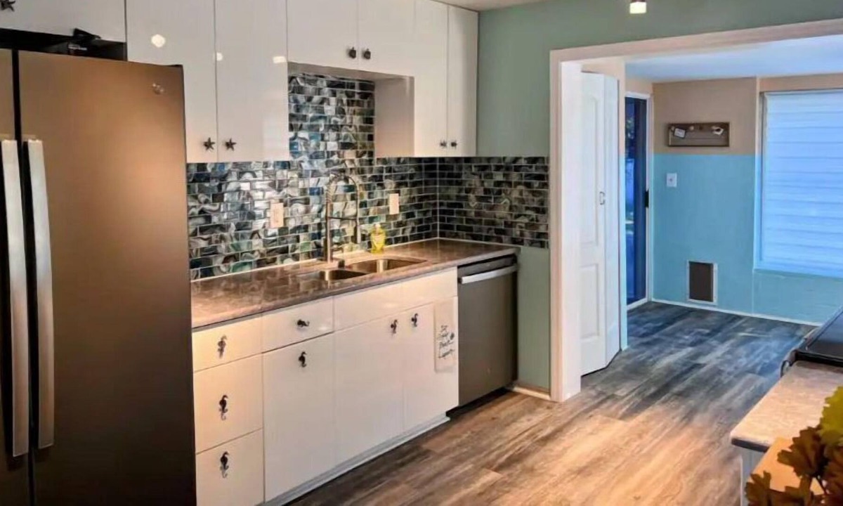 Ormond Ocean Gard Cottage | Walk to Beach Cottage with a Lemon tree.