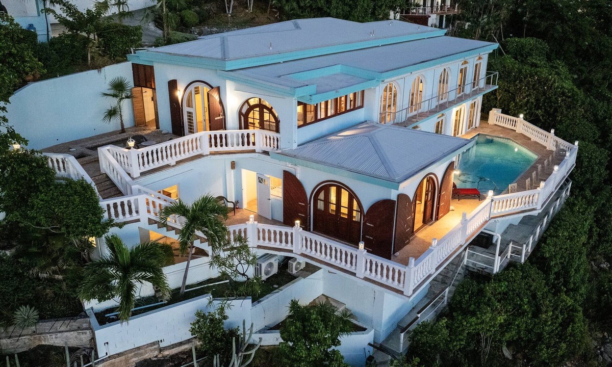 Estate Hull House | Walk to beach & dining! Sleeps 17, large pool!