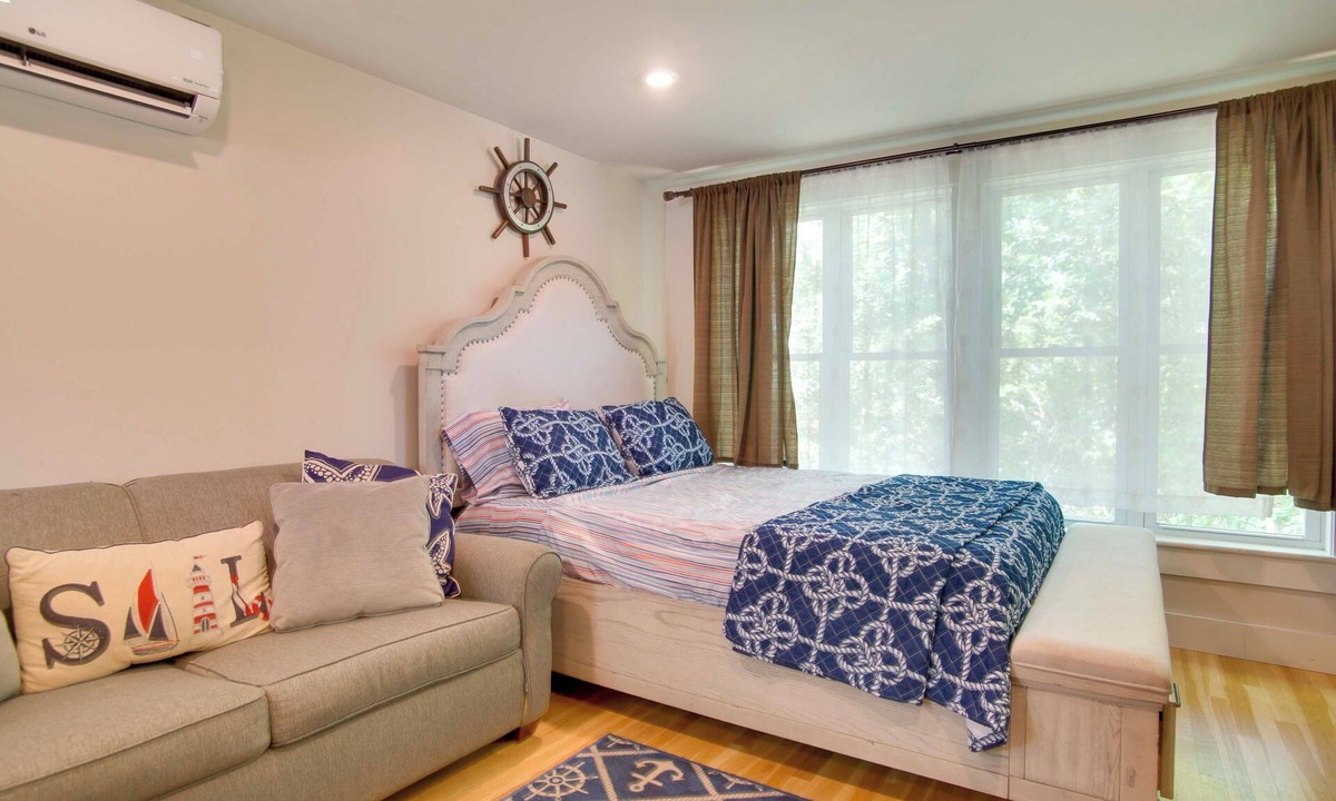 East Chop Apartment | Walk to Beach & Lighthouse: Oak Bluffs Studio!