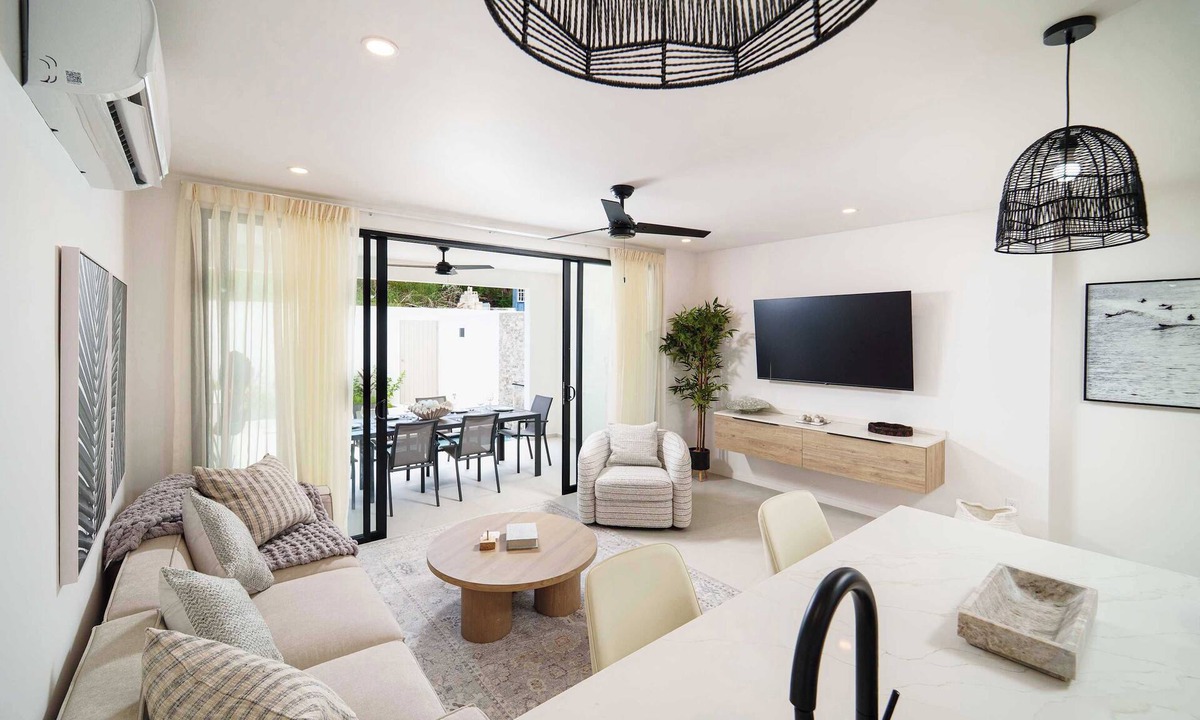 Lower Carlton House | Walk to Beach, New Elegant 3BR with Pool !