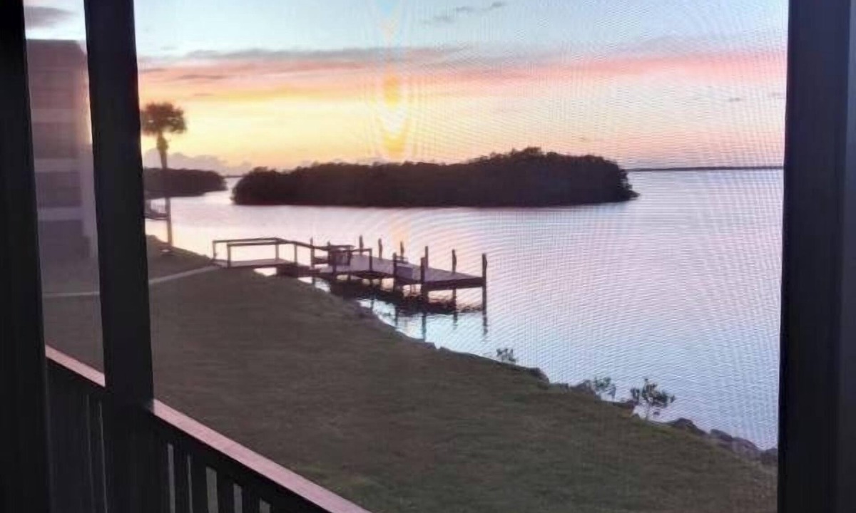 Cocoa Isles Condo | Walk to Beach Pool Access + Balcony Views