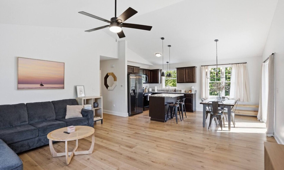 Warwick House | Walk To Beach | Spacious House