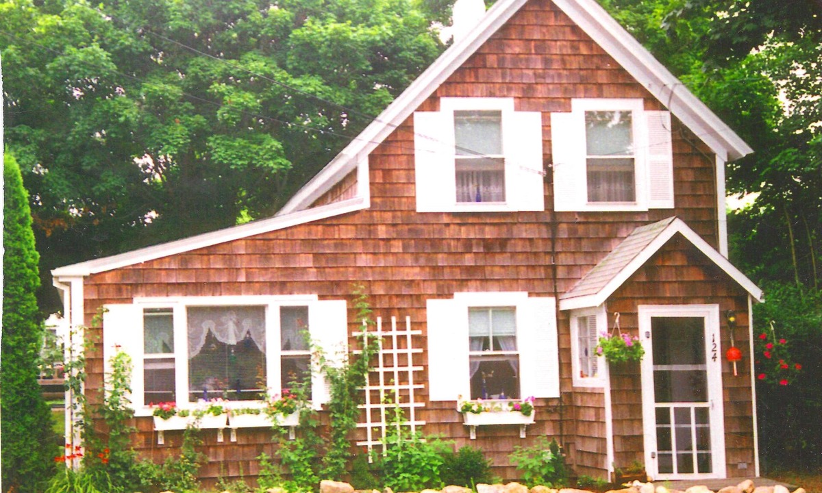 Oak Bluffs House | WALK TO BEACHES,HARBOR,EVERYTHING! IN-TOWN OB! Deck,A/C,Outdoor Shower, Wifi