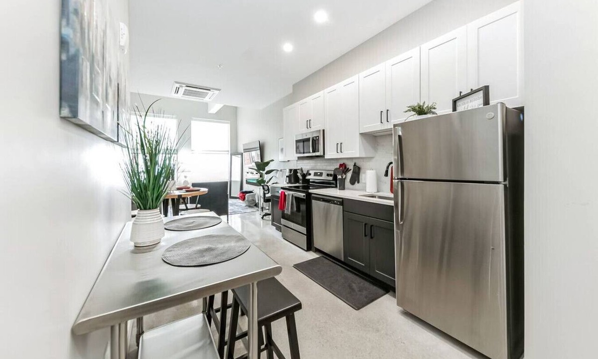 Downtown Cincinnati Apartment | Walk to Bengals, Reds, Free Parking, King Bed, Gym