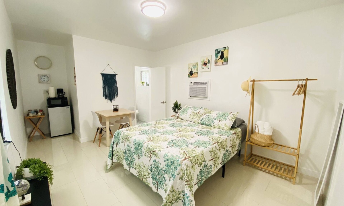 East Little Havana Apartment | Walk to Calle 8 - Authentic Cuban Experience
