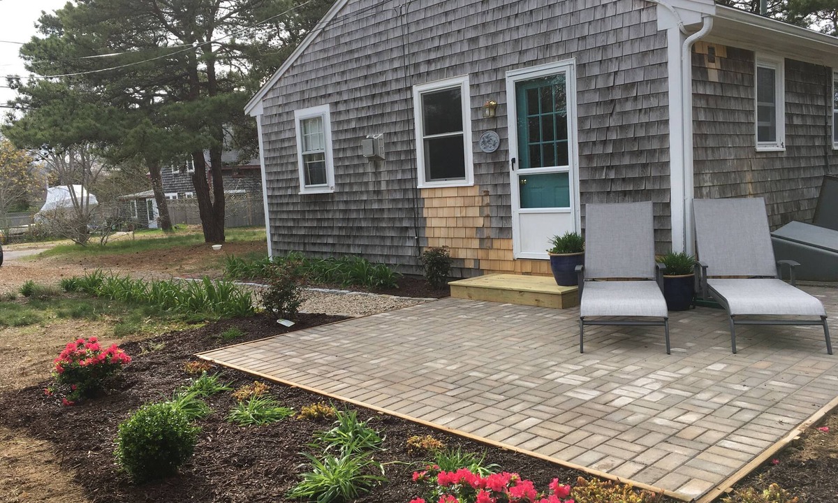 Campground Landing Cottage | Walk to Campground Beach Modern, Well‑Kept Cottage
