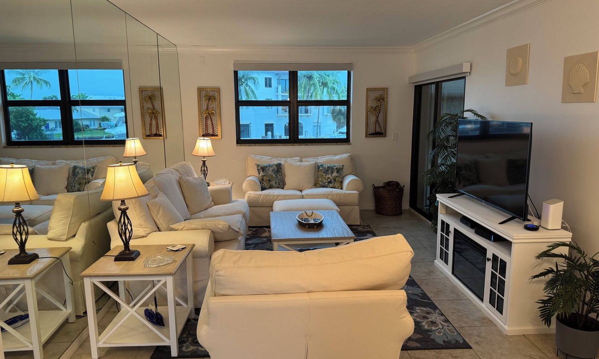 Old Naples Condo | Walk to Downtown 5th Ave Naples & Beach 2-Master BR condo Waterfront Views -WiFi