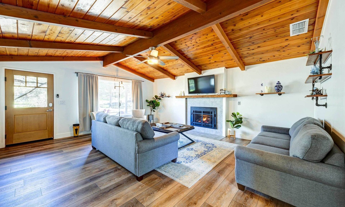 Oakhurst House | Walk to Dtwn! Dog-Friendly Oakhurst Gem w/Yard