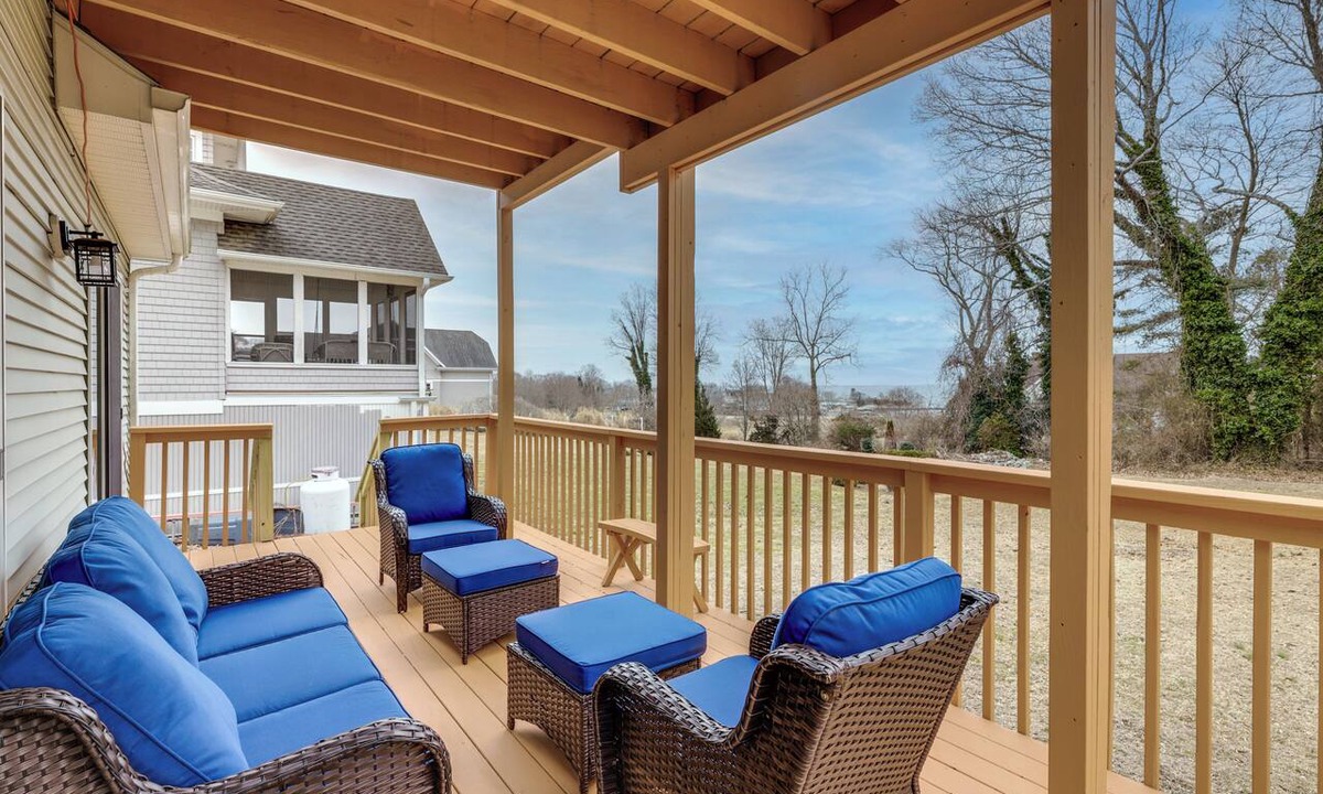 Groton Apartment | Walk to Eastern Point Beach: Apt w/Water View!