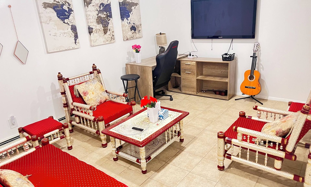 South Farmingdale House | Walk to everything and LIRR Station. No need for Uber or car rental.