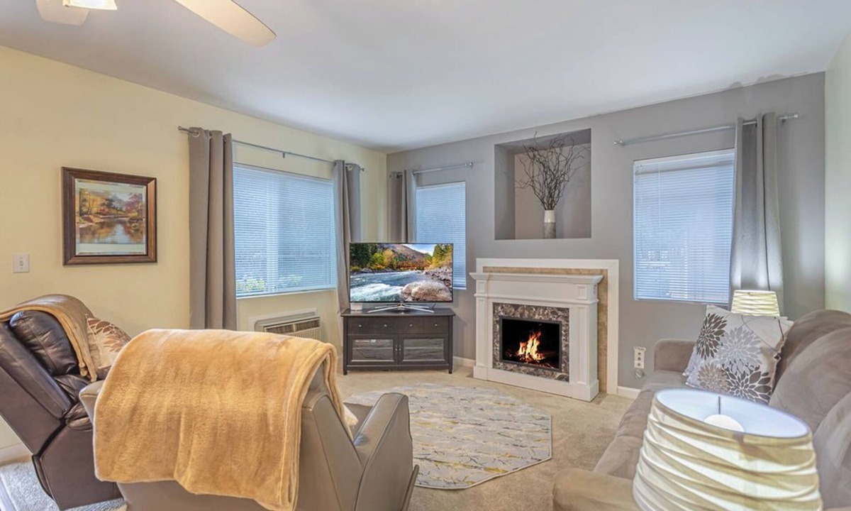 Downtown Leavenworth Condo | Walk to EVERyTHING! We Have A/C ~ Condo G2