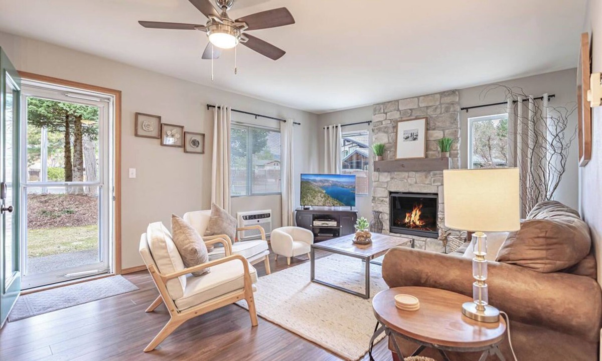 Downtown Leavenworth Condo | Walk to EVERyTHING! We Have A/C ~ Condo B2