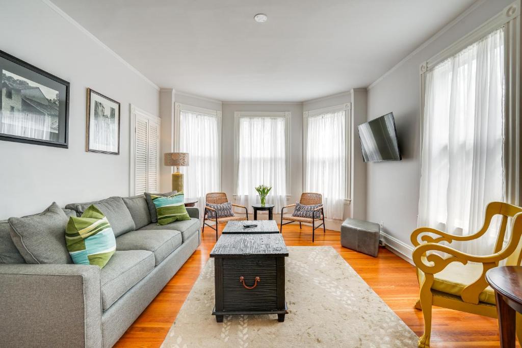 Mid-Cambridge Apartment | Walk to Harvard Square: Apartment in Cambridge